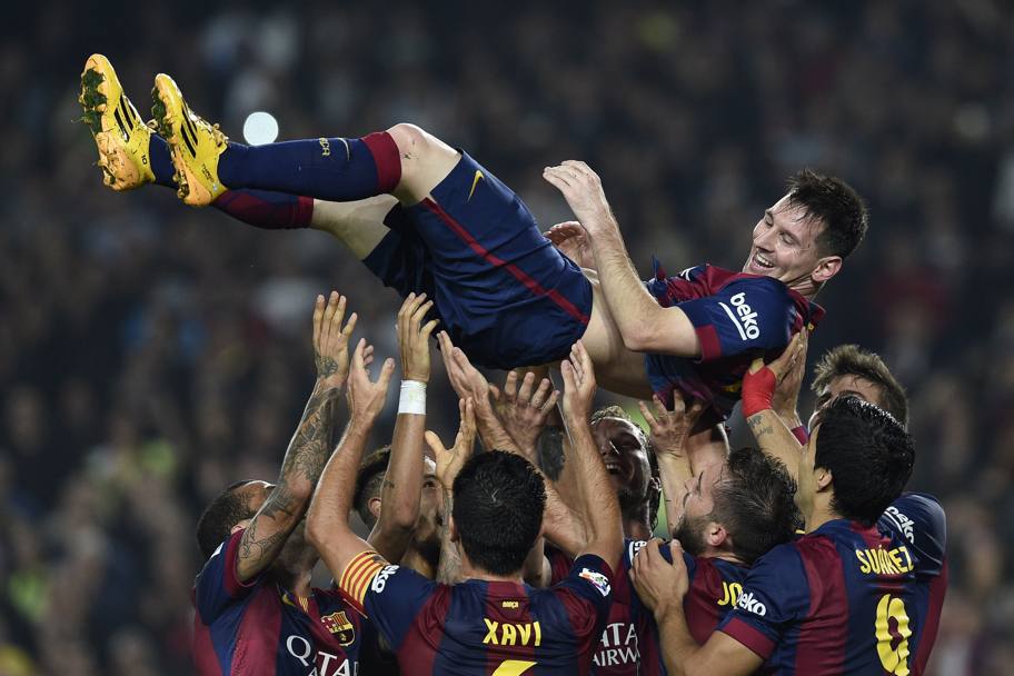 Leo Messi portato in trionfo dai compagni di squadra del Barcellona dopo il secondo gol al Siviglia: l&#39;argentino ha superato Zarra battendo il record di gol nella Liga. Questo era il 252esimo, poi arriverà la rete numero 253. Afp